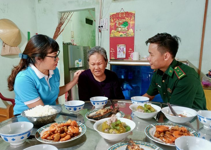 Xúc động “bữa cơm tri ân” nhân ngày thương binh liệt sỹ - Ảnh 1. Bà Lê Thị Bốn xúc động khi được cán bộ, chiến sĩ và thành viên Hội phụ nữ nấu "Bữa cơm tri ân" - Ảnh: MINH CHIẾN