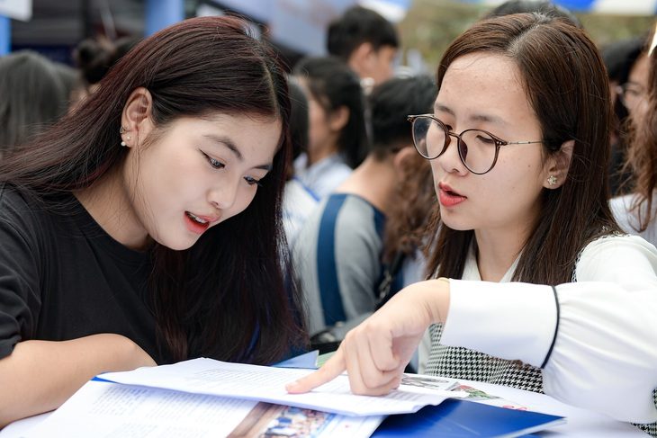 Chính phủ yêu cầu rà soát phương pháp định giá sách giáo khoa- Ảnh 1. Chính phủ yêu cầu Bộ GD-ĐT ban hành văn bản hướng dẫn về phương pháp định giá sách giáo khoa, bảo đảm kiểm soát chặt chẽ chi phí xuất bản, phát hành - Ảnh: NAN TRẦN