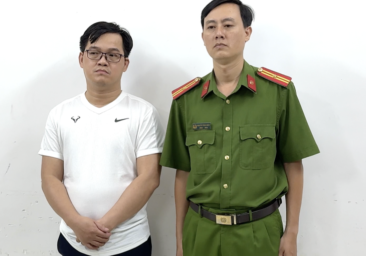 Bắt luật sư và cán bộ phường làm giả giấy tờ thừa kế- Ảnh 1. Luật sư Lê Minh Thái (trái) tại cơ quan điều tra - Ảnh: CACC