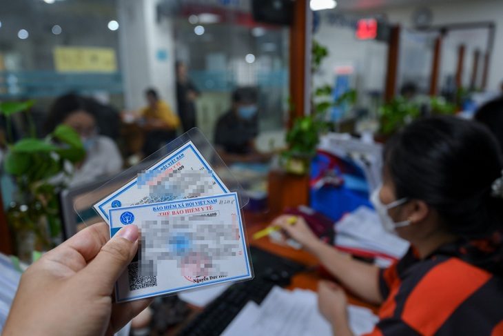 Người dân làm thủ tục bảo hiểm y tế tại Bảo hiểm xã hội quận Ba Đình, Hà Nội - Ảnh: NAM TRẦN Người dân làm thủ tục bảo hiểm y tế tại Bảo hiểm xã hội quận Ba Đình, Hà Nội - Ảnh: NAM TRẦN