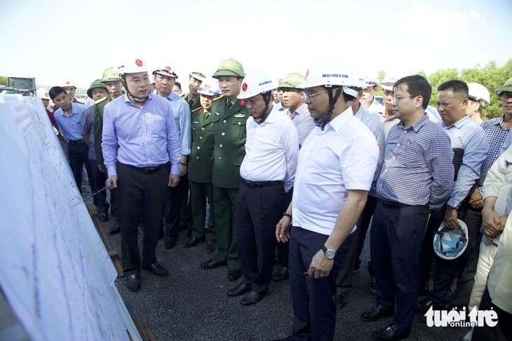 Bộ trưởng Bộ Giao thông vận tải: Phấn đấu vượt tiến độ cao tốc miền Trung- Ảnh 1. Bộ trưởng Nguyễn Văn Thắng (thứ nhất hàng trước) nghe báo cáo tiến độ dự án - Ảnh: HOÀNG TÁO