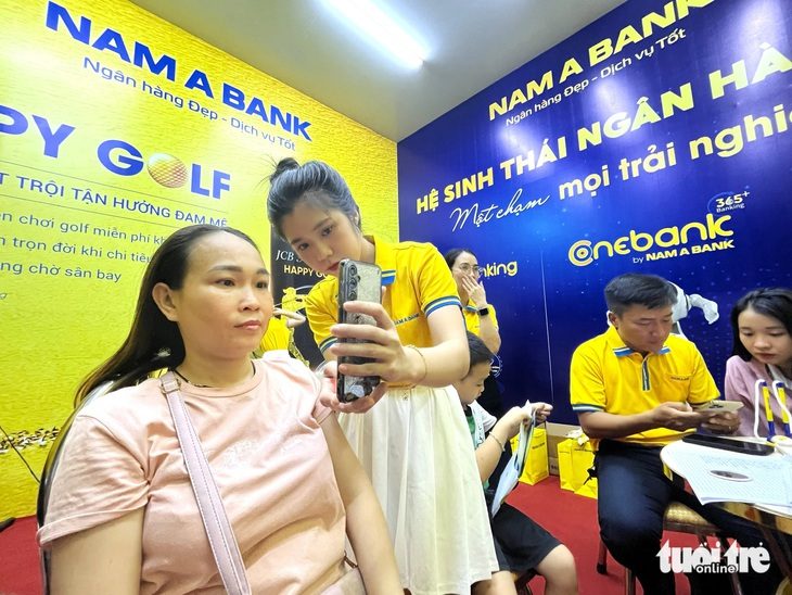 Người dân trải nghiệm nhiều dịch vụ tại sự kiện Ngày chuyển đổi số ngành Ngân hàng Phú Yên năm 2024 - Ảnh: NGUYỄN HOÀNG Người dân trải nghiệm nhiều dịch vụ tại sự kiện Ngày chuyển đổi số ngành ngân hàng Phú Yên năm 2024 - Ảnh: NGUYỄN HOÀNG