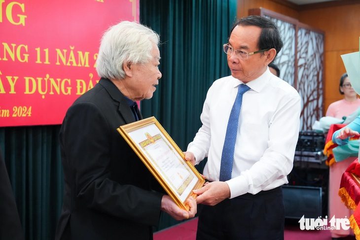 base64-17313793946121282262269 Bí thư Thành ủy TP.HCM trao huy hiệu Đảng tại Đảng ủy Khối Dân - Chính - Đảng - Ảnh 1.
