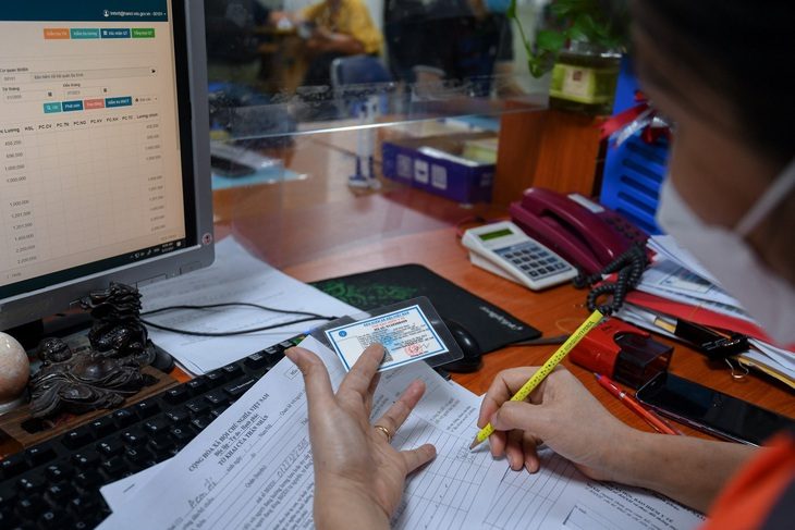 Bộ Y tế đề xuất mở rộng phạm vi chi trả cho khám sàng lọc một số bệnh phổ biến - Ảnh minh họa: NAM TRẦN Nhân viên y tế thực hiện thủ tục khám chữa bệnh bảo hiểm y tế - Ảnh minh họa: NAM TRẦN