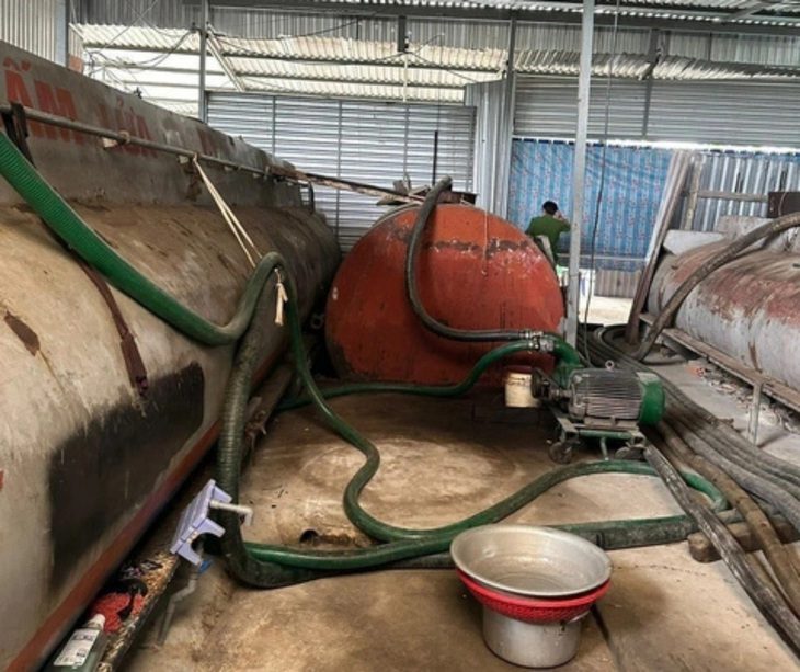 Công an TP.HCM bóc trần thủ đoạn của đường dây núp bóng doanh nghiệp buôn lậu dầu FO, DO- Ảnh 1. Khu vực bồn chứa dầu lậu - Ảnh do công an cung cấp