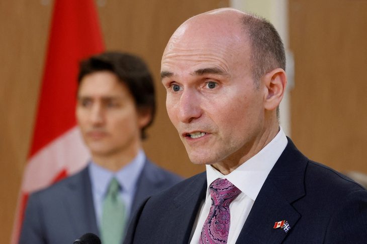 Canada lên kế hoạch chuyển đổi các tòa nhà công cộng thành 2.800 nhà ở mới- Ảnh 1. Bộ trưởng Jean-Yves Duclos (phải) và Thủ tướng Justin Trudeau tại cuộc họp báo ở Ottawa, Canada ngày 7-2 - Ảnh: REUTERS