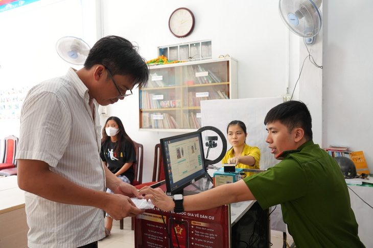 Các chính sách mới, giấy tờ có hiệu lực từ ngày 1-7- Ảnh 1. Người dân làm thủ tục căn cước công dân tại TP.HCM - Ảnh: HỮU HẠNH