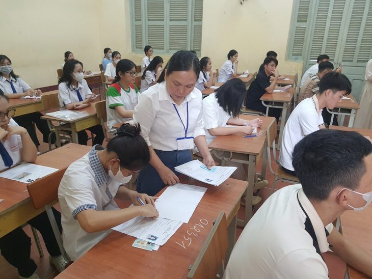 Bộ Nội vụ phản hồi giải pháp để giáo viên không bỏ nghề- Ảnh 1. Cử tri đề nghị khi điều chỉnh lương mới cần bảo đảm chế độ phụ cấp cho giáo viên - Ảnh: T.LŨY
