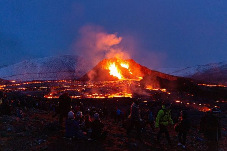 Bị 800 trận động đất tấn công 1 ngày, Iceland tuyên bố tình trạng khẩn cấp - Ảnh 1. Iceland có 33 hệ thống núi lửa đang hoạt động, nhiều nhất ở châu Âu. Trong ảnh (chụp tháng 3-2021) là dung nham núi lửa trên bán đảo Reykjanes của Iceland - Ảnh chụp màn hình Washington Post/Getty Images