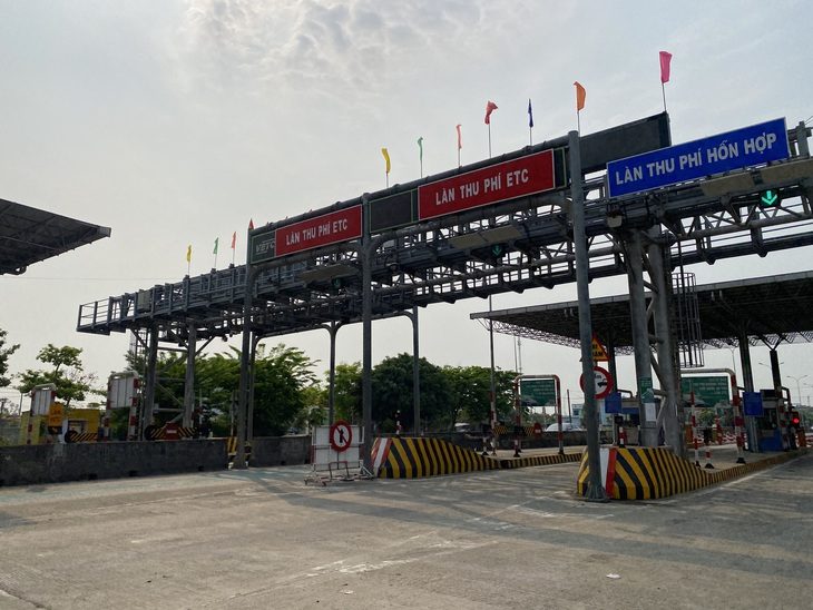 Bất lực vì xe né trạm, chủ BOT muốn bán trạm thu phí giá 1.200 tỉ đồng- Ảnh 1. Trạm BOT của Công ty 545 đang ngày càng ít xe qua lại do các đường dân sinh mở ra hai bên hông trạm - Ảnh: B.D.