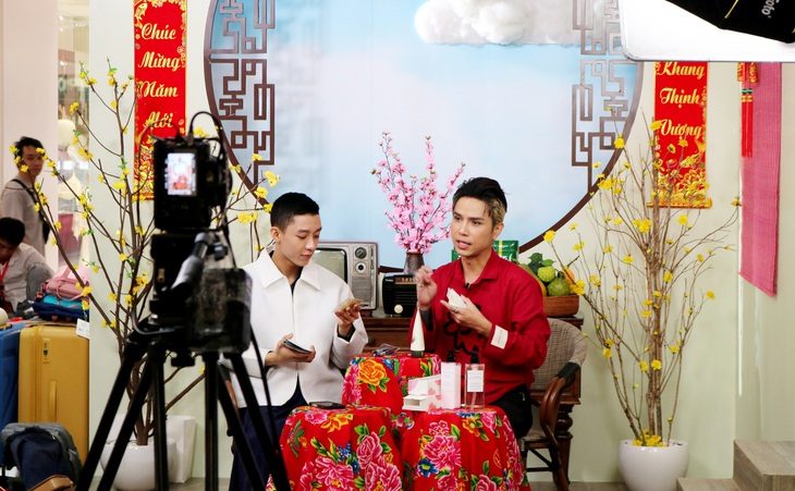 Livestream bán hàng tại Trung tâm thương mại Vạn Hạnh Mall (quận 10, TP.HCM), chương trình “Ngày hội mua sắm Tết trực tuyến” Livestream bán hàng tại Trung tâm thương mại Vạn Hạnh Mall (quận 10, TP.HCM), chương trình “Ngày hội mua sắm Tết trực tuyến”