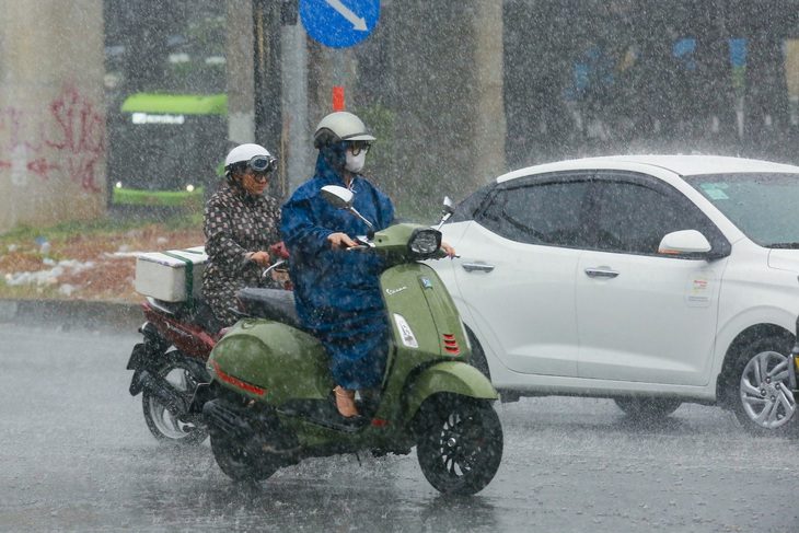 Biển Đông sắp có áp thấp hoặc bão, TP.HCM chiều nay mưa to- Ảnh 1. Nam Bộ và TP.HCM sắp có đợt mưa to vì ảnh hưởng áp thấp nhiệt đới hoặc bão trên Biển Đông - Ảnh: LÊ PHAN