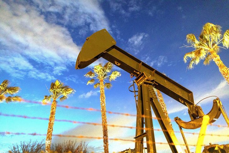 California kiện 5 tập đoàn dầu mỏ - Ảnh 1. Cơ sở khai thác dầu trên cạn tại thành phố Signal Hill, bang California - Ảnh: AFP