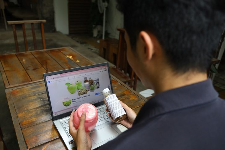 Cẩn thận với rượu thuốc, kem trộn làm đẹp da - Ảnh 1. Rượu thuốc, kem trộn được bày bán trên mạng xã hội - Ảnh: NGỌC QUÝ