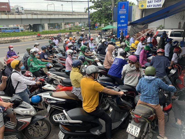 Người dân xếp hàng đổ xăng vào dịp xăng khan hiếm (ảnh chụp tại trạm xăng ở phường Hiệp Phú, TP Thủ Đức, TP.HCM tháng 10-2022) - Ảnh: T.T.D. Người dân xếp hàng đổ xăng vào dịp xăng khan hiếm (ảnh chụp tại trạm xăng ở phường Hiệp Phú, TP Thủ Đức, TP.HCM tháng 10-2022) - Ảnh: T.T.D.