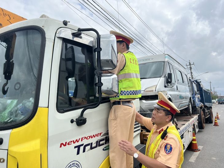 Lực lượng chức năng tiến hành niêm phong phương tiện và đưa tài xế về trạm để kiểm tra nồng độ cồn - Ảnh: Lực lượng chức năng cung cấp Lực lượng chức năng tiến hành niêm phong phương tiện và đưa tài xế về trạm để kiểm tra nồng độ cồn - Ảnh: Lực lượng chức năng cung cấp