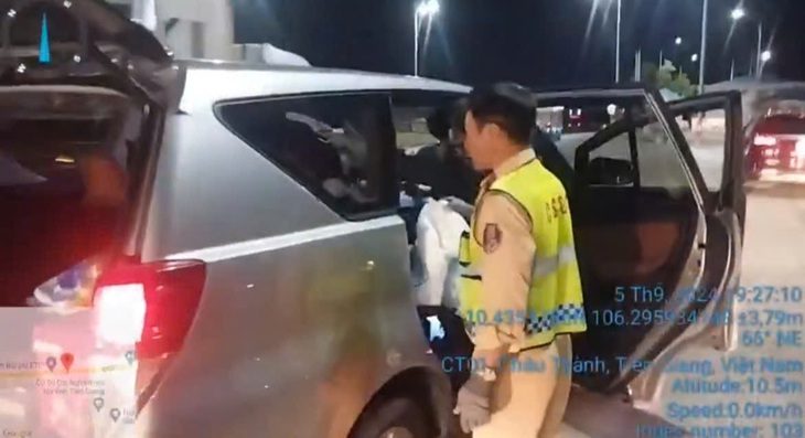 z5801176447989a8e32235ec9e514b69e2aac4cd8820ca-17255890437621390320691 Cảnh sát giao thông giúp sản phụ sinh đôi trên cao tốc - Ảnh 1.